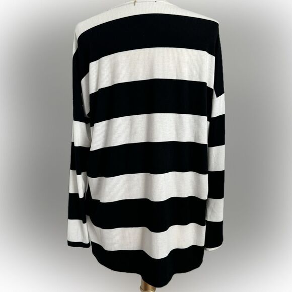 Timeless! Cherish black & white soft & flowy top! - Picture 9 of 13